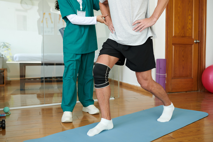 Man with injured leg doing lunges with a physical therapist - injured during physical therapy: what are my rights?